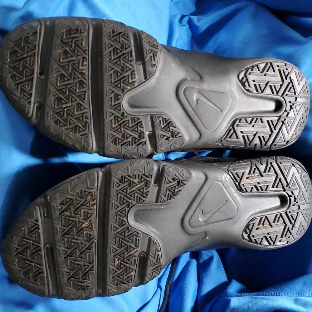Nike athletic shoes - Picture 3 of 5